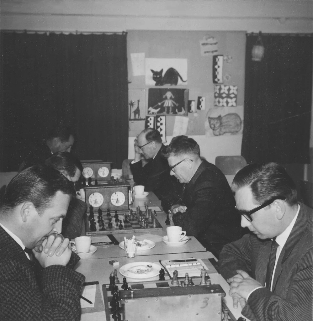 In this photo:

A. Henk van de Velden

B. Kik Schell

C. Arie Meijer

D. Arie Offerman

E. Leen Gerritsen

F. Aad van Dijke